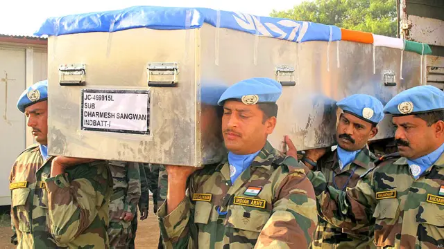 Soldados de los cuerpos de paz de la ONU cargan el féretro de uno de los cascos azules de India que murió en Sudán del Sur