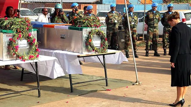 Hilde Johnson, enviada especial de Naciones Unidas a Sudán del Sur, presenta sus respetos ante los féretros de los soldados de India fallecidos