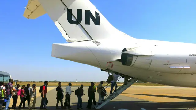 Personal no esencial de la ONU en Sudán del Sur sube a un avión para ser evacuado a Uganda