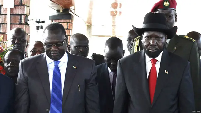 Riek Machar (izq) junto al presidente Salva Kiir en julio de 2013