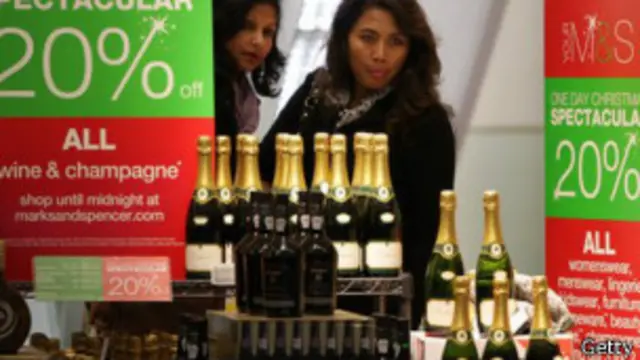 Бутылки шампанского в британском супермаркете M&S