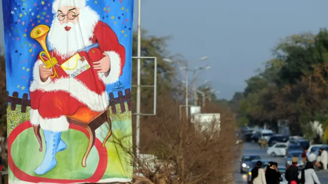 شیعہ سنی کشیدگی کے دوران اسلام آباد شہر میں کہیں کہیں کرسمس کے تہوار کے رنگ بھی نظر آئے۔ اسلام آباد کی ایک سڑک پر سانتا کلاز کا یہ پوسٹر کرسمس کے تہوار کی آمد کا اعلان کر رہا ہے۔