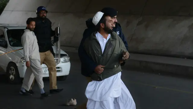 پولیس جلوس کے شرکا کو گرفتار کر کے پولیس کی گاڑیوں میں ڈال کر نامعلوم مقامات کی طرف منتقل کرتی رہی۔