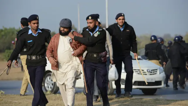 اس موقع پر پولیس نے جلوس کے کئی شرکاء کو حراست میں بھی لیا۔