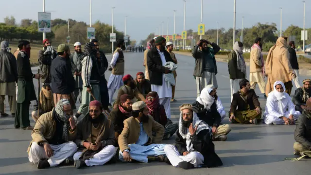 پولیس نے زیرو پوائنٹ پر اس جلوس کو روک لیا جہاں جلوس کے شرکا سڑک پر دھرنا دیے بیٹھے ہیں۔