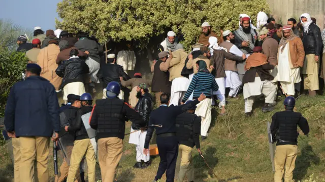 راولپنڈی میں چالیسویں کے جلوس سے قبل کئی مذہبی رہنماؤں کو حراست میں لے لیاگیا جس کے خلاف مدرسہ تعلیم القرآن کے طلبا نے احتجاجی جلوس نکالا اور اسلام آباد میں داخل ہونے کی کوشش کی۔