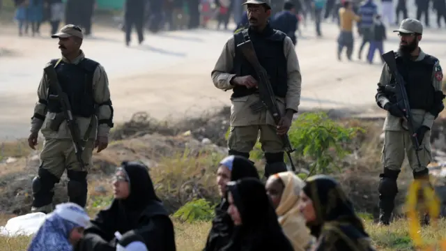 اس موقع پر نیم فوجی دستے بھی تعینات تھے جو کسی ناخوشگوار واقعہ سے نمٹنے کے لیے پوری طرح چوکس اور تیار تھے۔