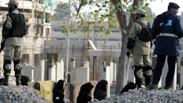 دسویں محرم کو جڑواں شہر راولپنڈی میں شیعہ سنی فساد کے بعد اسلام آباد میں سخت سکیورٹی کے انتظامات کیےگئے تھے۔