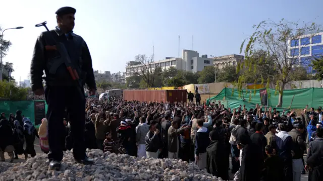 دارالحکومت اسلام آباد میں لال کوارٹر کے قریب شہدائے کربلا کے چہلم کا جلوس انتہائی سخت سکیورٹی میں اپنے مقررہ راستے سے گزر رہا ہے۔