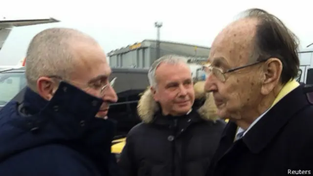 Бывший министр иностранных дел Германии Ганс-Дитрих Геншер встречает Михаила Ходорковского в берлинском аэропорту Шёнефельд