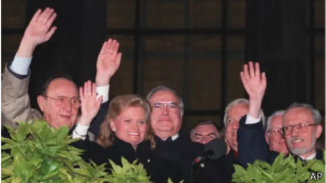 Немецкие политики приветствуют воссоединение Германии (3 октября 1990 г.)