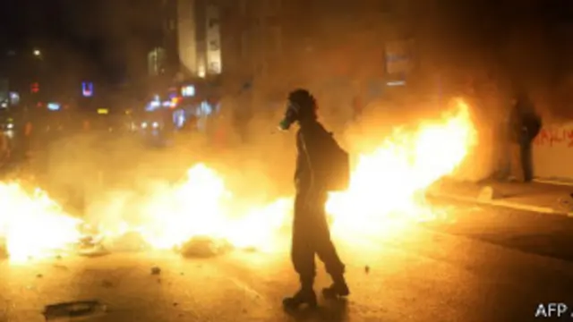 Полиция Турции разогнала митинг оппозиции, используя слезоточивый газ и водометы.