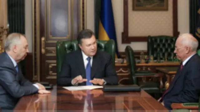 Tổng thống Yanukovych đã cải tổ chính phủ và sa thải tư lệnh quân đội nhưng tình hình vẫn không được cải thiện