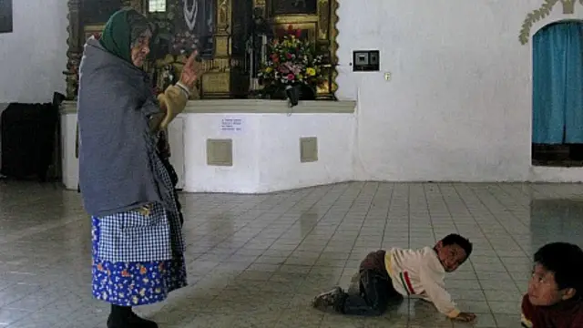 La anciana cuidadora advierte a los niños que dejen de hacer bulla.