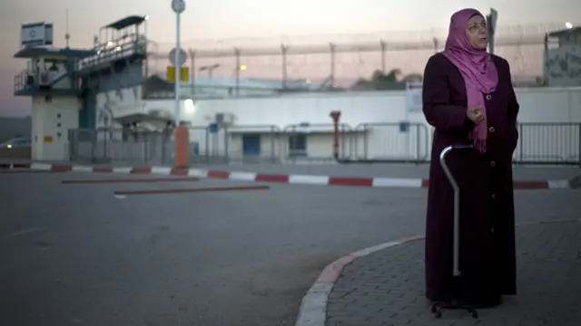 ليلى، والدة سامر العيساوي، تنتظر الافراج عن ولدها من سجن شطه القريب من بلدة العفولة وسط اسرائيل