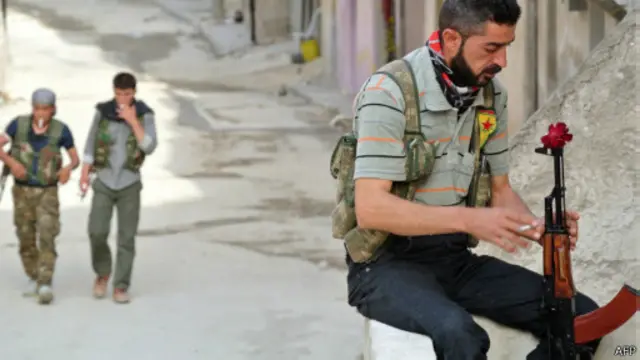 کلاشنیکوف یکی از اصلی ترین سلاح های نیروهای انقلابی و شبه نظامیان در سراسر جهان بوده است