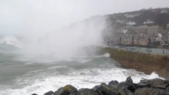 英国圣诞前受强风暴雨袭击，至少两人死亡，交通受严重干扰。