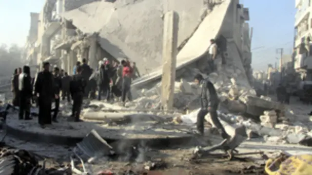 يقول ناشطون إن القصف اسفر عن مقتل اكثر من 300 في الاسبوع الماضي