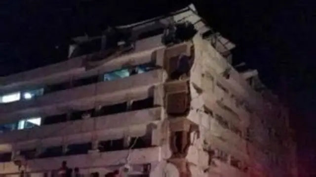 انفجار در شهر منصوریه بسیار شدید بوده و به ریزش بخشی از ساختمان منجر شده است