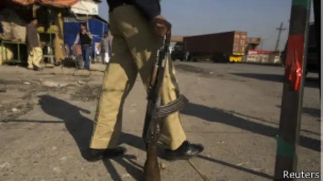 واقعے کی اطلاع ملتے ہی پولیس نے علاقے کو گھیرے میں لے لیا