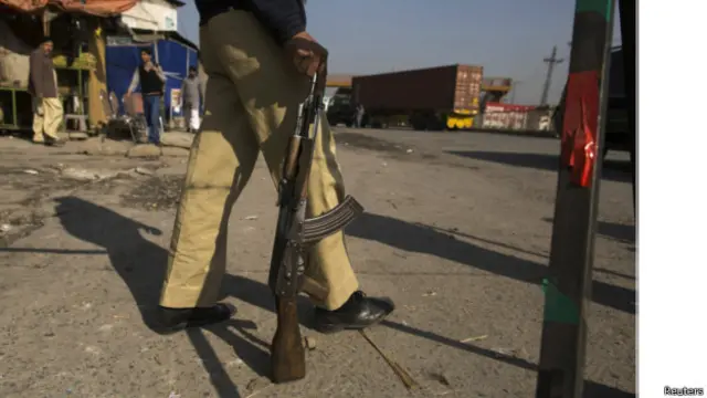 ہلاک ہونے والے مفتی امان اللہ کا تعلق اسی مدرسے سے ہے جو گذشتہ برس عاشورۂ محرم پر فرقہ وارانہ فسادات کا مرکزی مقام تھا