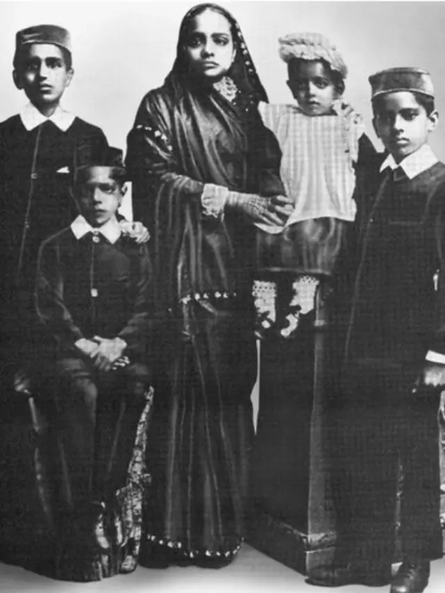 कस्तूरबा बच्चों के साथ