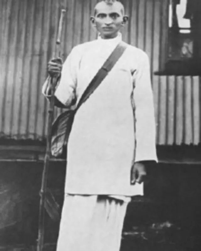 Ганди в белых одеждах в знак траура по индийским забастовщиками, которых расстреляла полиция. 1914 год