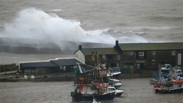 Grandes olas golpean la costa de Lyme Regis. Foto: BBC