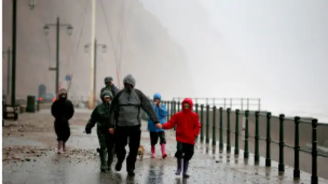 الفيضانات تسببت في قطع الكهرباء واضطراب حركة النقل.