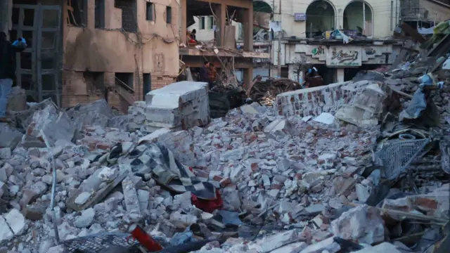 خلف الانفجار آثار دمار في المنطقة المحيطة وأدى إلى تهشيم النوافذ في المباني المجاورة.