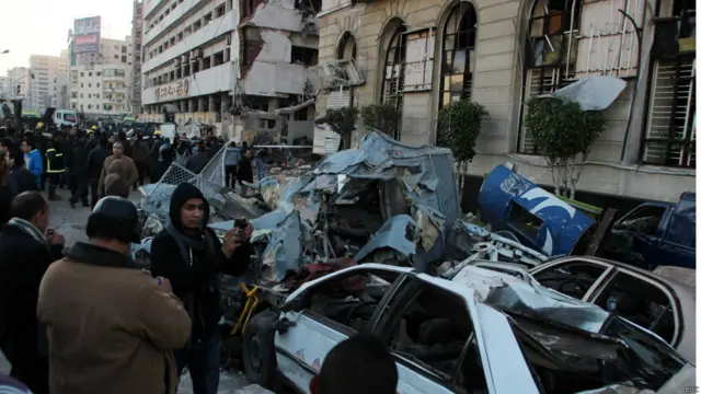 قتل 13 وأصيب العشرات في انفجار هائل استهدف مديرية أمن الدقهلية بدلتا مصر.