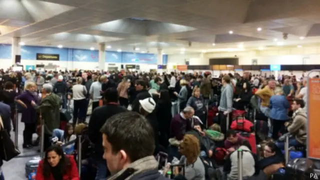 В Сочельник тысячи британцев не могут завершить свои путешествия