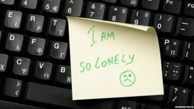 Teclado de computadora con papel adhesivo que dice: "Me siento solo".