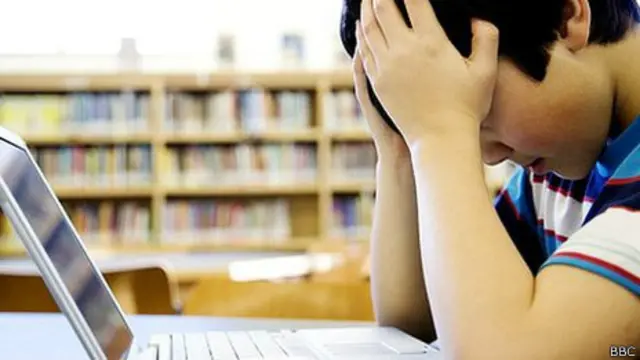 Adolescente frente a computadora 