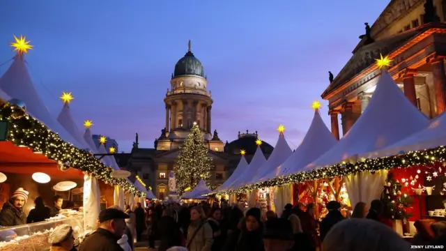 برلن کی کرسمس مارکیٹ میں کھینچی گئی یہ تصویر جینی لیلینڈ نے بھیجی ہے۔ 