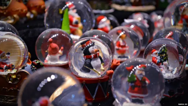 راہل ڈی : ’میں ایک گرم ملک میں بڑا ہوا لیکن پینگوئن مجھے بہت پسند تھے۔ اس گلوب کو دیکھ کر مجھے میرے بچپن کے وہ خوشگور لمحے یاد آگئے جو میں نے اپنی والدہ، والد اور بھائیوں کے ساتھ گزارے تھے۔‘