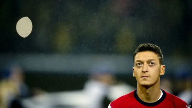 د ارسنل لوبډلې مسعود اوزېل په ۲۰۱۳ کال کې له اسپانوۍ لوبډلې ریال مادرید نه د څه باندې ۴۲ مېلیون پاونډو په بیه پېرلی و.