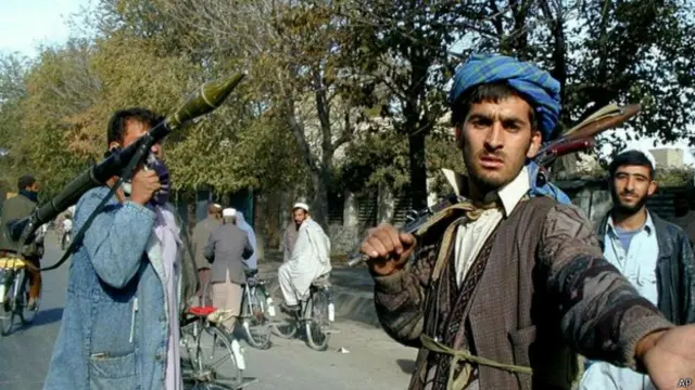 कलाशनिकोफ़ राइफ़ल के साथ तालिबान लड़ाके (फ़ाइल फ़ोटो)