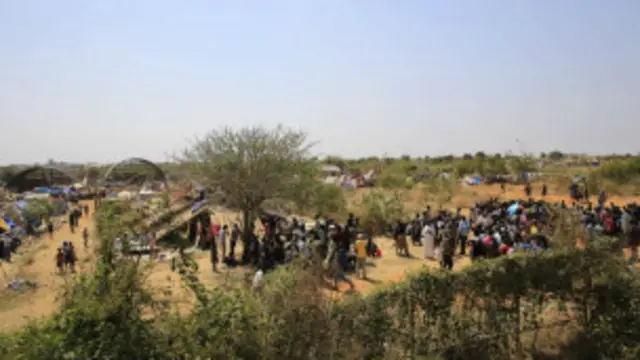 ملګري ملتونه وايي د جنوبي سودان کړکېچ له امله لږترلږه ۸۰ زره وګړي بې ځايه شوي دی، چې نيمو يې د ملګريو ملتونو اډو ته پنا وروړې ده. 