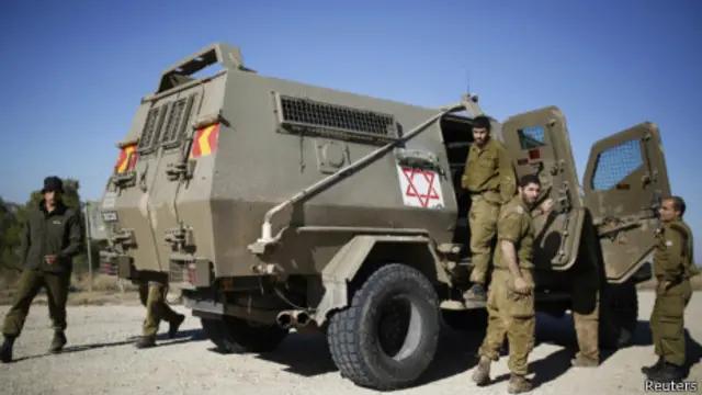 قال الجيش الاسرائيلي انه يحتفظ لنفسه بحق الدفاع عن المواطنين في اعقاب مقتل عامل على حدود غزة