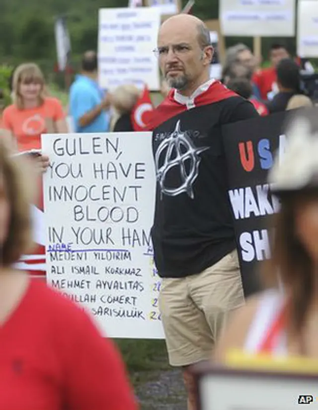 معترضان پیروان آقای گولن در پلیس ترکیه را به ارتکاب جنایت متهم می‌کنند