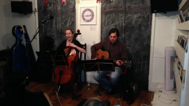 تخلل الأمسية عزف موسيقي لأنطونيو وكات.