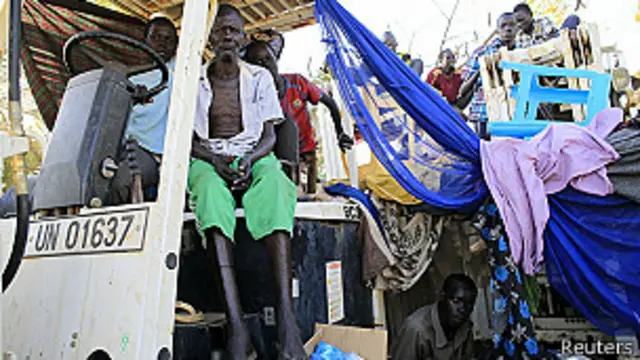 لاجئون يجلسون على سيارة 