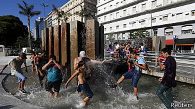 Jóvenes se mojan en una fuente en Buenos Aires