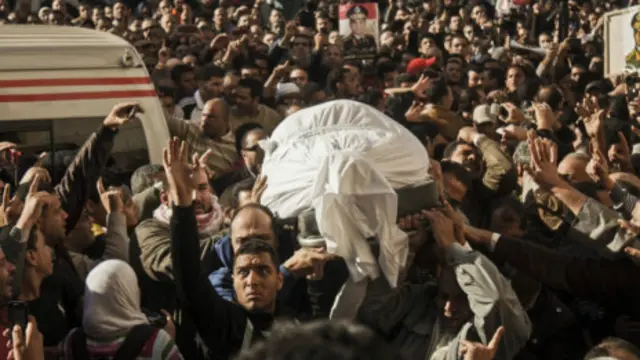 شاركت حشود في تشييع جثامين القتلى من عناصر الشرطة والمدنيين 