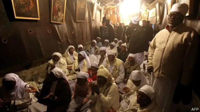 朝圣者在西岸的圣城伯利恒的圣诞教堂,庆祝2013年的圣诞夜。