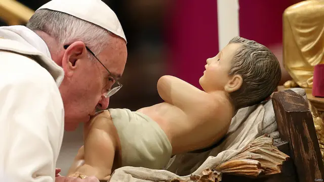 Tại Vatican City, Giáo hoàng có buổi lễ trọng đêm trước Giáng Sinh đầu tiên trong cương vị Đức thánh cha. Ngài đã cúi hôn tượng hài đồng Jesus tại nhà nguyện Basilica ở Nhà thờ St Peter.