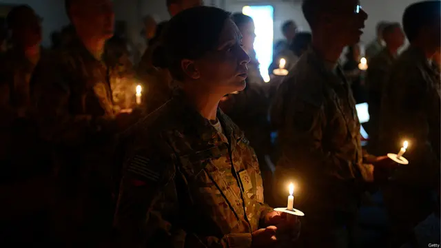 在阿富汗的北约国际安全协助部队的士兵在喀布尔的巴格拉姆军事基地参加一次纪念耶稣诞生的宗教仪式。