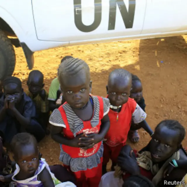Crianças deslocadas acampam em aeroporto em Juba (foto: Reuters)