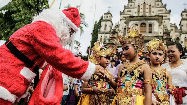 Các vũ công Indonesia trình diễn tiết mục múa Bali truyền thống tại nhà thờ Hati Kudus Yesus, làng Parasari, Jembrana, Bali.